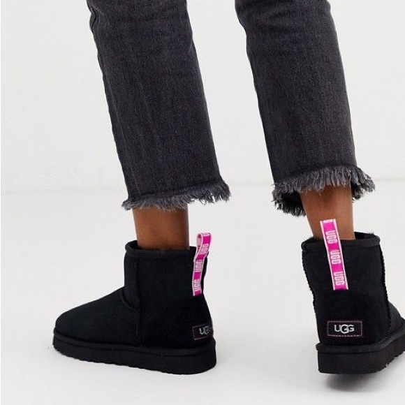 UGG CLASSIC MINI II GRAPHIC LOGO BLACK / NEON PINK BOOT US 7 - Picture 1 of 6